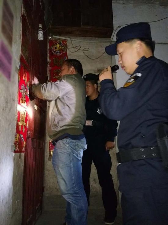 巢湖粗心妈妈误将幼女锁家中 民警全城寻开锁师傅开门